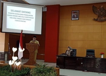 Wali Kota Blitar, Santoso saat menyampaikan sambutan dalam sosialisasi penguatan usaha mikro lewat sertifikasi hak atas tanah dan KUR, di Balai Kusuma Wicitro, Kota Blitar, Senin (19/4/2021). (foto : ma'ruf/Ikilhojatim)
