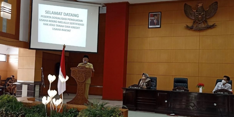 Wali Kota Blitar, Santoso saat menyampaikan sambutan dalam sosialisasi penguatan usaha mikro lewat sertifikasi hak atas tanah dan KUR, di Balai Kusuma Wicitro, Kota Blitar, Senin (19/4/2021). (foto : ma'ruf/Ikilhojatim)