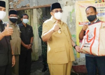 PPENYERAHAN BANTUAN - Wali Kota Blitar, Santoso  memberikan bantuan kepada warga terdampak Gempa di Kota Blitar, Senin (19/4/2021). (foto : istimewa)