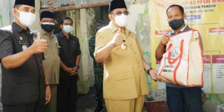 PPENYERAHAN BANTUAN - Wali Kota Blitar, Santoso  memberikan bantuan kepada warga terdampak Gempa di Kota Blitar, Senin (19/4/2021). (foto : istimewa)