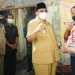 PPENYERAHAN BANTUAN - Wali Kota Blitar, Santoso  memberikan bantuan kepada warga terdampak Gempa di Kota Blitar, Senin (19/4/2021). (foto : istimewa)