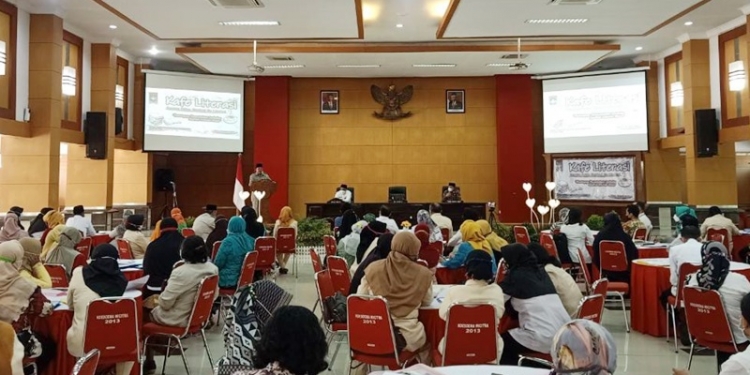 LITERASI - Dinas Perpustakaan dan Kearsipan Kota Blitar menggelar Kafe (kangen fokus ngobrol) literasi di Balai Kusumowicitro, Rabu (21/4/2021). (mt/gopos)