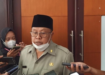Wali Kota Blitar, Santoso saat dikonfirmasi oleh Wartawan di luar Ruang Sasana Adi Praja, Rabu (21/4/2021). (foto: ma'ruf/gopos)