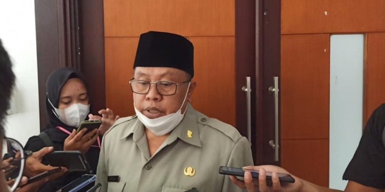 Wali Kota Blitar, Santoso saat dikonfirmasi oleh Wartawan di luar Ruang Sasana Adi Praja, Rabu (21/4/2021). (foto: ma'ruf/gopos)