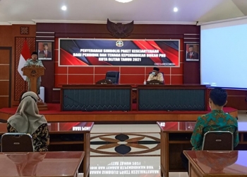 Wali Kota Blitar, Santoso memberikan sambutan saat Penyerahan Secara Simbolis Paket Kesejahteraan Bagi Tenaga Pendidik dan Tenaga Kependidikan Bukan PNS Kota Blitar Tahun 2021, Rabu (21/4/2021). (maa'rif/gopos)
