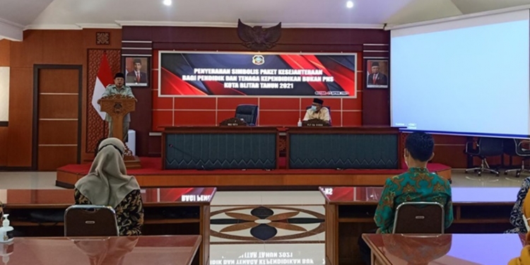 Wali Kota Blitar, Santoso memberikan sambutan saat Penyerahan Secara Simbolis Paket Kesejahteraan Bagi Tenaga Pendidik dan Tenaga Kependidikan Bukan PNS Kota Blitar Tahun 2021, Rabu (21/4/2021). (maa'rif/gopos)