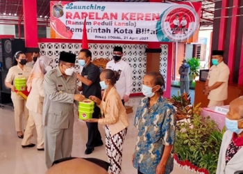 Wali Kota Blitar, Santoso memberikan ransum kepada para lansia. (foto: istimewa)