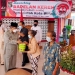 Wali Kota Blitar, Santoso memberikan ransum kepada para lansia. (foto: istimewa)