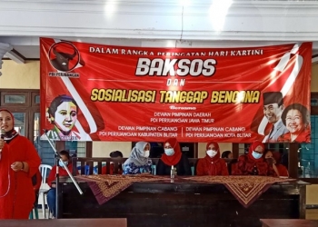 Wakil Ketua Bidang Perempuan dan Anak DPD PDI Perjuangan Jawa Timur, Erma Susanti menyosialisasikan  Tanggap Bencana kepada ibu-ibu, di Balai Desa Wates, Kecamatan Wates, Kabupaten Blitar, Rabu (21/4/2021). (foto: ma'ruf/gopos)