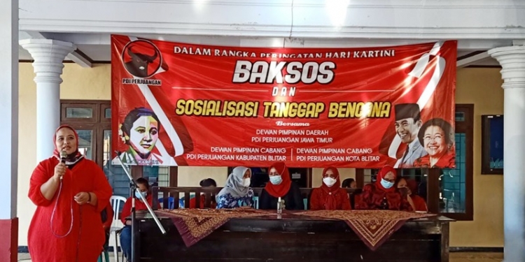 Wakil Ketua Bidang Perempuan dan Anak DPD PDI Perjuangan Jawa Timur, Erma Susanti menyosialisasikan  Tanggap Bencana kepada ibu-ibu, di Balai Desa Wates, Kecamatan Wates, Kabupaten Blitar, Rabu (21/4/2021). (foto: ma'ruf/gopos)