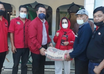 Sekretaris DPD PDI Perjuangan Jatim, Sri Untari saat menyerahkan bantuan material bangunan. (foto : istimewa)
