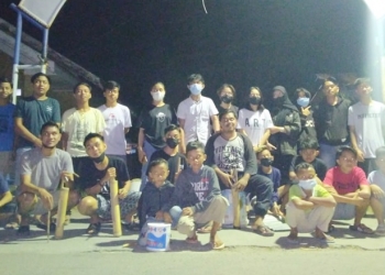 Remaja Bengsol membanguankan warga sahur dengan tradisi koko'o atau ketuk sahur (muhajir/gopos)