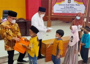 Wali Kota Blitar, Santoso saat menyerahkan santunan kepada anak yatim piatu, di Balai Kusumo wicitro, Jum'at (23/4/2021). (foto : ma'ruf/gopos)
