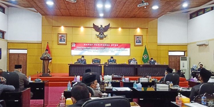Rapat Paripurna DPRD Kota Blitar dengan Agenda Penetapan Nota Kesepakatan Ranwal RPJMD Tahun 2021-2026. (foto: ma'ruf/gopos)