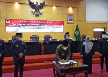 Wali Kota Blitar, Santoso saat menandatangani Nota Kesepakatan Ranwal RPJMD Kota Blitar Tahun 2021-2026. (foto: ma'ruf/gopos)