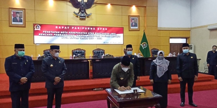 Wali Kota Blitar, Santoso saat menandatangani Nota Kesepakatan Ranwal RPJMD Kota Blitar Tahun 2021-2026. (foto: ma'ruf/gopos)