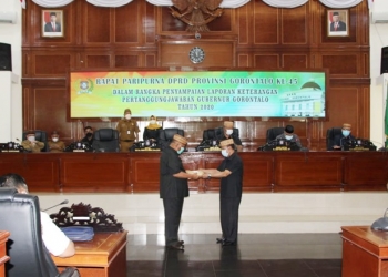 Ketua DPRD Provinsi Gorontalo, Paris RA Jusuf, menerima LKPJ Gubernur Gorontalo, Ruslie Habibie, Senin (19/4/2021) (humas)