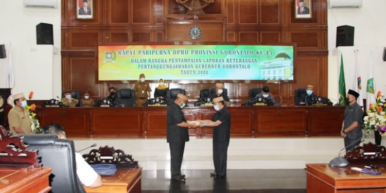 Ketua DPRD Provinsi Gorontalo, Paris RA Jusuf, menerima LKPJ Gubernur Gorontalo, Ruslie Habibie, Senin (19/4/2021) (humas)