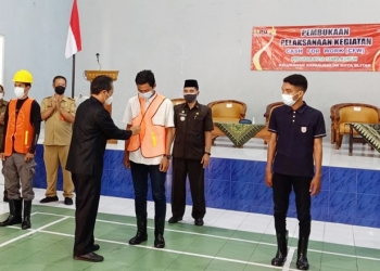 etua DPRD Kota Blitar, Syahrul Alim saat memberikan rompi secara simbolis kepada pekerja. (foto: ma'ruf/gopos)