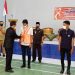 etua DPRD Kota Blitar, Syahrul Alim saat memberikan rompi secara simbolis kepada pekerja. (foto: ma'ruf/gopos)