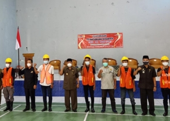 Foto bersama Wali Kota Blitar bersama pejabat-pejabat terkait yang menghadiri acara. (foto: ma'ruf/gopos)