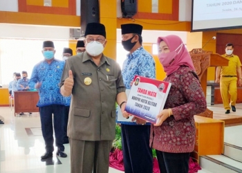 Wali Kota Blitar, Santoso saat memberikan bantuan modal kepada Korpri yang akan purna tugas. (foto: istimewa)