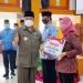 Wali Kota Blitar, Santoso saat memberikan bantuan modal kepada Korpri yang akan purna tugas. (foto: istimewa)