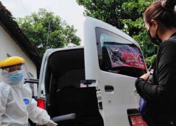 Penjemputan yang dilakukan oleh tim Satgas Covid-19. (foto: istimewa)