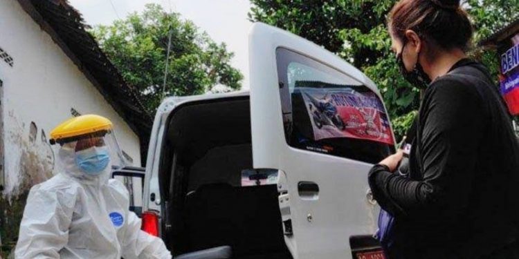 Penjemputan yang dilakukan oleh tim Satgas Covid-19. (foto: istimewa)