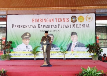 Wali Kota Blitar, Santoso saat memberikan sambutan dalam acara Bimtek Peningkatan Kapasitas Petani Milenial, di Dinas Ketahanan Pangan dan Pertanian Kota Blitar. (foto: ma'ruf/gopos)
