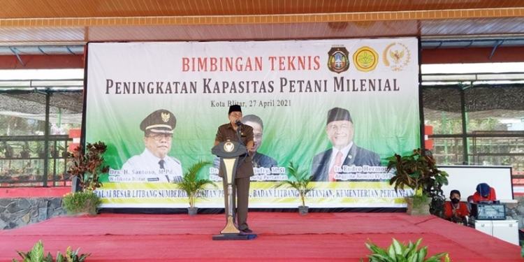 Wali Kota Blitar, Santoso saat memberikan sambutan dalam acara Bimtek Peningkatan Kapasitas Petani Milenial, di Dinas Ketahanan Pangan dan Pertanian Kota Blitar. (foto: ma'ruf/gopos)