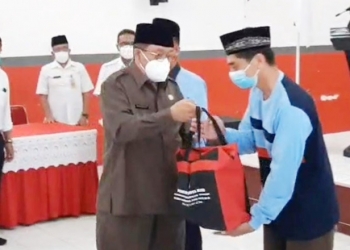 Wali Kota Blitar, Santoso memberikan bantuan nataru kepada guru ngaji. (foto : istimewa)