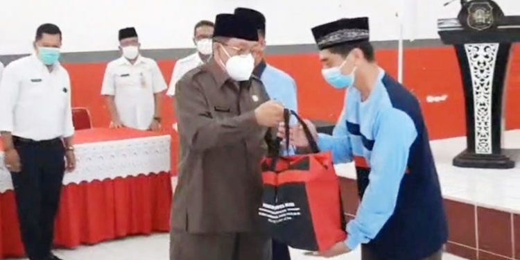 Wali Kota Blitar, Santoso memberikan bantuan nataru kepada guru ngaji. (foto : istimewa)
