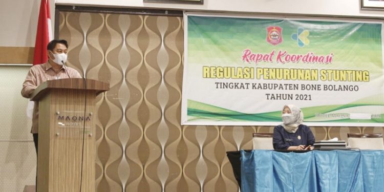 RAKOR - Bupati Kabupaten Bone Bolango, Hamim Pou, membuka rapat koordinasi regulasi penurunan stunting, Kamis (29/4/2021) di Hotel Maqna Kota Gorontalo. (foto: isrul/kominfo)