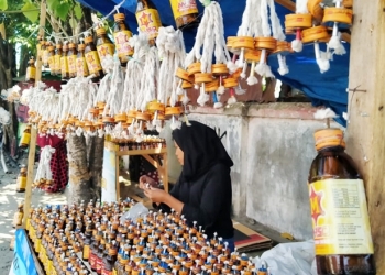 Jelang Tumbilotohe, Penjual lampu botol mulai menjamur di Kota Gorontalo, Kamis (29/4/2021) (muhajir/gopos)