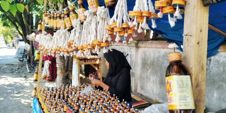 Jelang Tumbilotohe, Penjual lampu botol mulai menjamur di Kota Gorontalo, Kamis (29/4/2021) (muhajir/gopos)