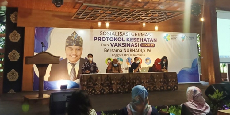 Anggota DPR RI Komisi IX, Nurhadi menyosialisasikan Germas Protokol Kesehatan dan Vaksinasi Covid-19, di Kampung Coklat, Kecamatan Kademangan, Kabupaten Blitar, Kamis (29/4/2021). (foto: ma'ruf/gopos)