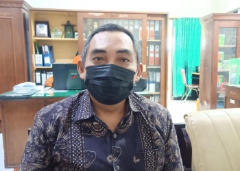 Kasi Pontren Kemenag Kabupaten Blitar, Mukhroji saat ditemui di kantornya, Jum'at (30/4/2021). (foto: ma'ruf/gopos)