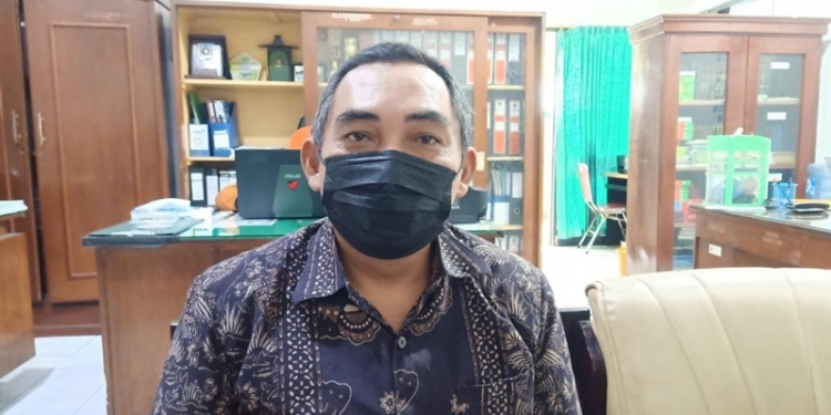 Kasi Pontren Kemenag Kabupaten Blitar, Mukhroji saat ditemui di kantornya, Jum'at (30/4/2021). (foto: ma'ruf/gopos)