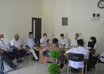 Rapat pembahasan penentuan zakat fitrah tahun 1442 H yang melibatkan Kantor Kemenag, Ormas Islam (PCNU dan Pengurus Daerah Muhammadiyah), MUI, Baznas, Qadhi Suwawa, dan perwakilan empat orang Camat, yakni Plt. Camat Suwawa, Kabila, Tapa, dan Bone, di Kantor Bupati Bone Bolango, Rabu (21/4/2021). (Foto AKP/Kominfo)