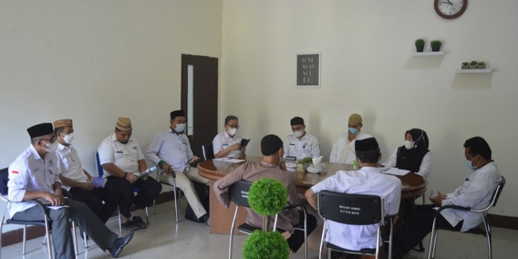 Rapat pembahasan penentuan zakat fitrah tahun 1442 H yang melibatkan Kantor Kemenag, Ormas Islam (PCNU dan Pengurus Daerah Muhammadiyah), MUI, Baznas, Qadhi Suwawa, dan perwakilan empat orang Camat, yakni Plt. Camat Suwawa, Kabila, Tapa, dan Bone, di Kantor Bupati Bone Bolango, Rabu (21/4/2021). (Foto AKP/Kominfo)