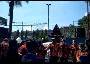 Ormas Pemuda Pancasila saat berada di depan Pendopo Ronggo Hadi Negoro, Senin (19/4/2021) (Foto; Ma'ruf/gopos.id)