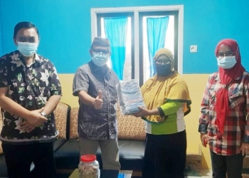 KOMISI I - Komisi I DPRD Provinsi Gorontalo memberikan masker kepada aparat Desa Monano, Kecamatan Bone, Kabupaten Bone Bolango saat meninjau pelaksanaan kampung tangguh covid-19 di desa tersebut, Sabtu (3/4/2021) (istimewa)