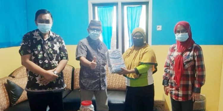 KOMISI I - Komisi I DPRD Provinsi Gorontalo memberikan masker kepada aparat Desa Monano, Kecamatan Bone, Kabupaten Bone Bolango saat meninjau pelaksanaan kampung tangguh covid-19 di desa tersebut, Sabtu (3/4/2021) (istimewa)