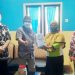 KOMISI I - Komisi I DPRD Provinsi Gorontalo memberikan masker kepada aparat Desa Monano, Kecamatan Bone, Kabupaten Bone Bolango saat meninjau pelaksanaan kampung tangguh covid-19 di desa tersebut, Sabtu (3/4/2021) (istimewa)