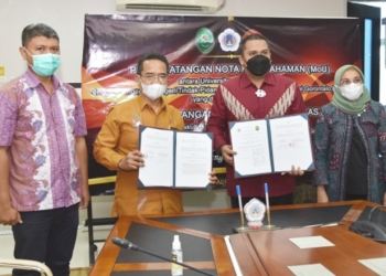 Rektor UNG Dr. Ir. Eduart Wolok, berpose bersama Ketua PN Gorontalo Kelas IA Dr. H. Prayitno Iman Santosa,  dan Dekan Fakultas Hukum UNG, Fenty Puluhulawa usai menandatangi kerja sama (dok. UNG)