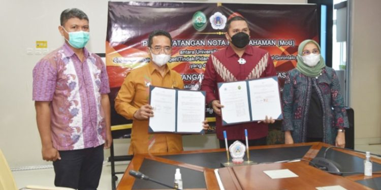 Rektor UNG Dr. Ir. Eduart Wolok, berpose bersama Ketua PN Gorontalo Kelas IA Dr. H. Prayitno Iman Santosa,  dan Dekan Fakultas Hukum UNG, Fenty Puluhulawa usai menandatangi kerja sama (dok. UNG)