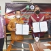 Rektor UNG Dr. Ir. Eduart Wolok, berpose bersama Ketua PN Gorontalo Kelas IA Dr. H. Prayitno Iman Santosa,  dan Dekan Fakultas Hukum UNG, Fenty Puluhulawa usai menandatangi kerja sama (dok. UNG)