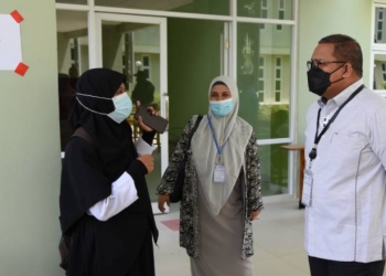 UJIAN UTBK - Rektor UNG, Eduart Wolok meninjau lokasi pelaksanaan UTBK di Kampus UNG Bone Bolango, Senin (12/4/2021) (dok. UNG)