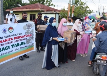 Pengurus DWP UNG membagikan takjil kepada warga, Rabu (21/4/2021) (dok. UNG)